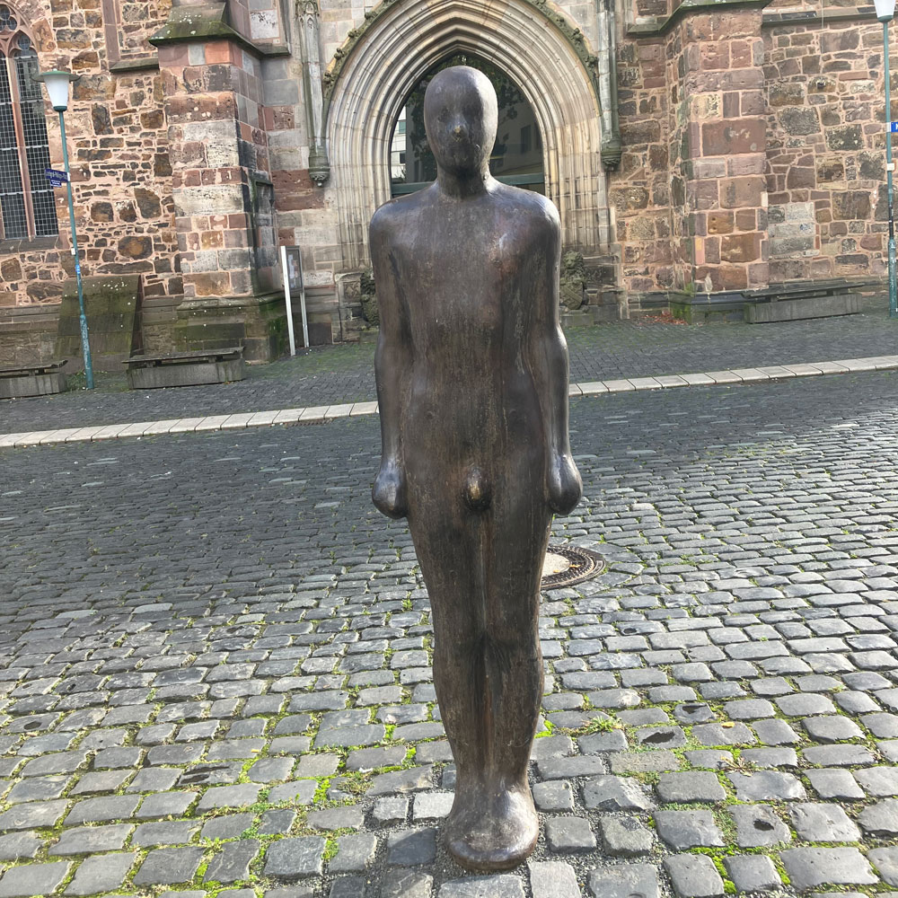 Skulptur "Out Of The Dark"